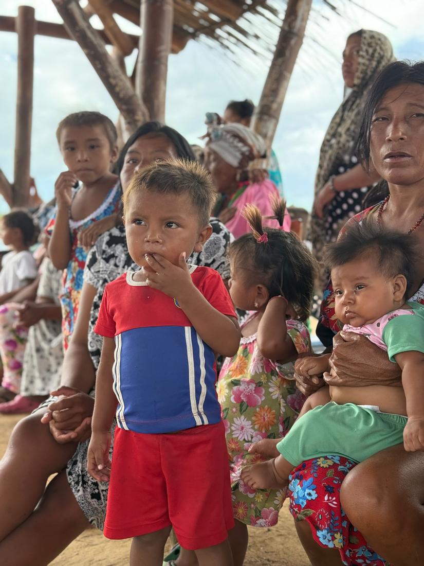 Familia Wayuú reunida bajo un cobijo tradicional