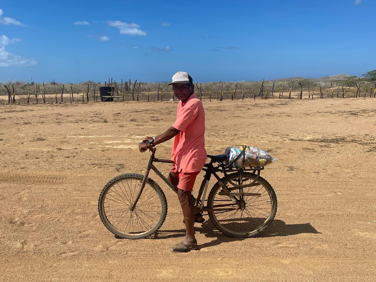 Habitante de La Guajira recorriendo el territorio en bicicleta