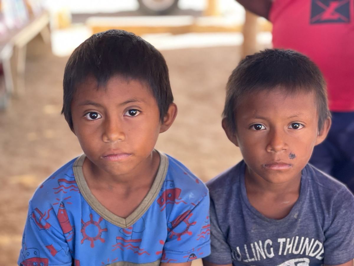 Dos niños mirando a cámara