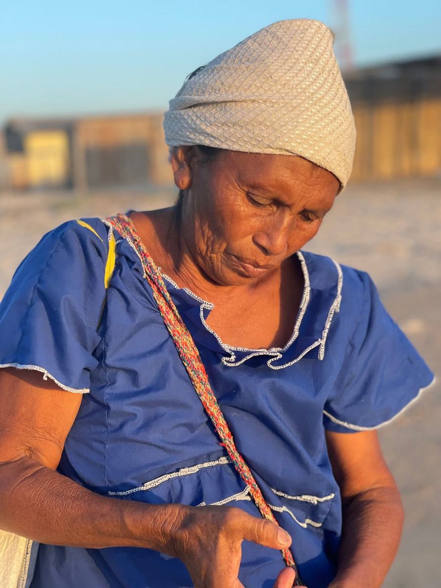 Mujer Wayuú tejiendo un chinchorro